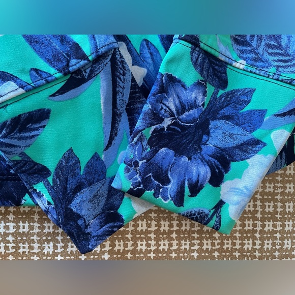 Tommy Bahama Active 1/2 Zip pullover Blue  Green Floral Print XS Nice Condition - Picture 4 of 6